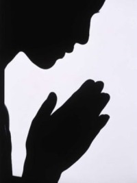 Ombra di donna che prega